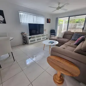  Holiday home Glass House Mountains Retreat
